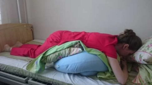 поза на животе.png